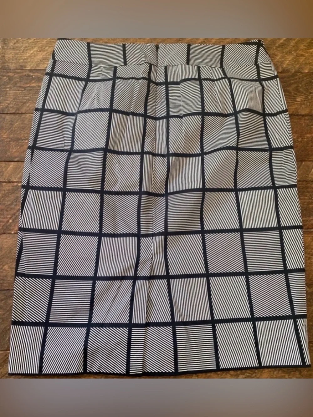 Women’s Ann Taylor Black and White Grid Pencil Skirt (Size 6)